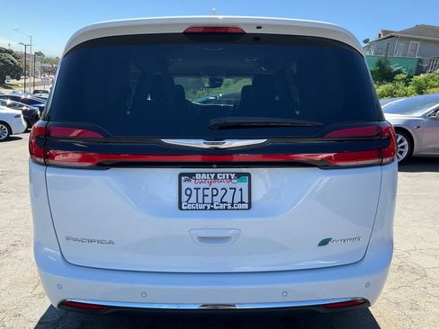 Used 2022 Chrysler Pacifica Touring-L w/ Uconnect Theater Family Group image 4