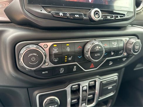 Used 2018 Jeep Wrangler Unlimited Sahara image 29