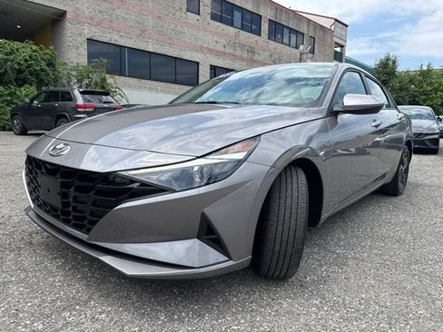 Used 2023 Hyundai Elantra SEL FWD image 3