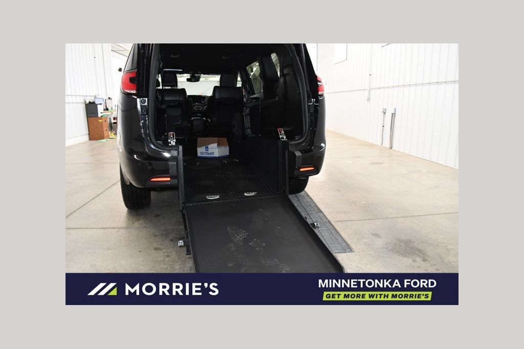 Used 2026 Chrysler Pacifica Select w/ S Appearance Package FWD image 1
