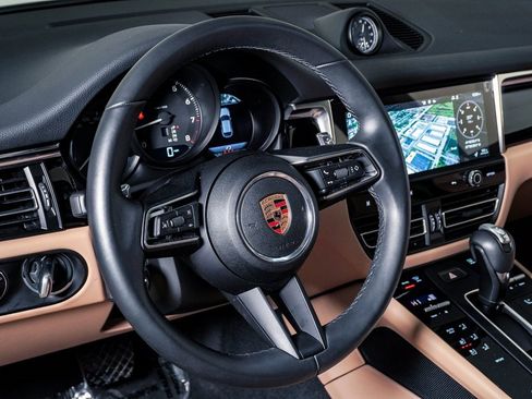 Certified 2025 Porsche Macan image 18