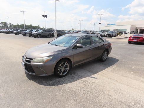 Used 2016 Toyota Camry SE FWD image 2