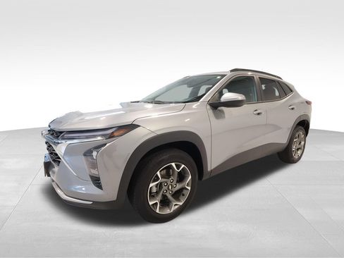 Used 2025 Chevrolet Trax LT FWD image 8