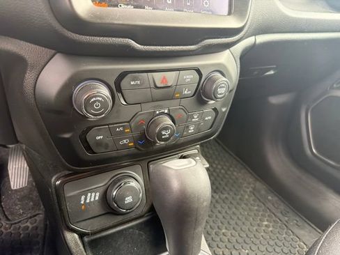 Used 2023 Jeep Renegade Latitude AWD/4WD image 13