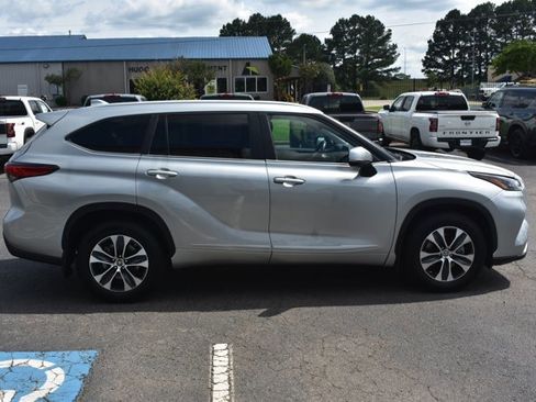 Used 2023 Toyota Highlander XLE FWD image 4