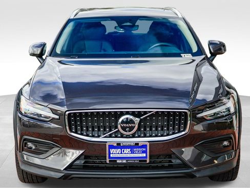 Used 2025 Volvo V60 B5 Cross Country Plus image 33