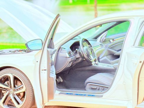 Used 2018 Honda Accord Sport image 14