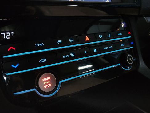 Used 2017 Jaguar F-PACE Premium image 36