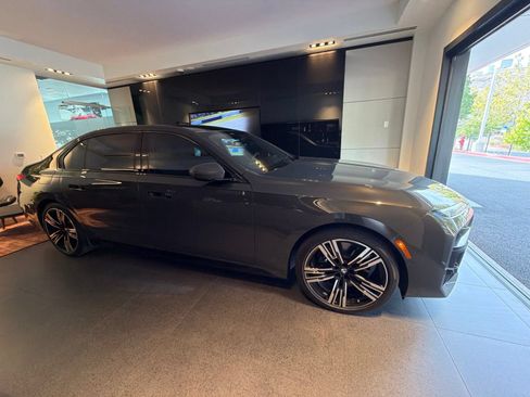 Used 2025 BMW 750e xDrive w/ Executive Package AWD/4WD image 4