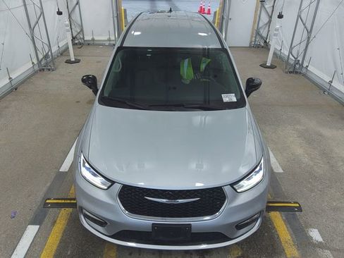 Used 2024 Chrysler Pacifica Touring-L FWD image 7