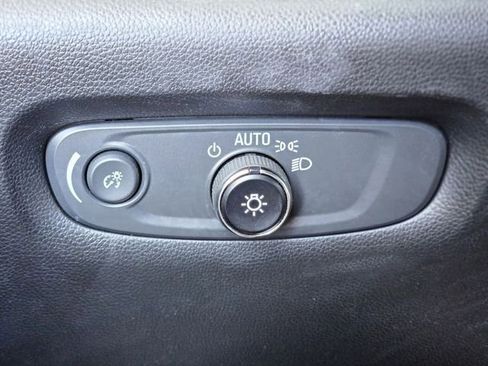 Used 2023 Chevrolet Traverse LT FWD image 20