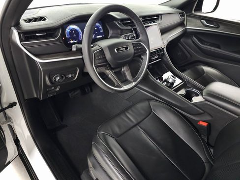 Used 2024 Jeep Grand Cherokee Limited w/ Luxury Tech Group II image 19