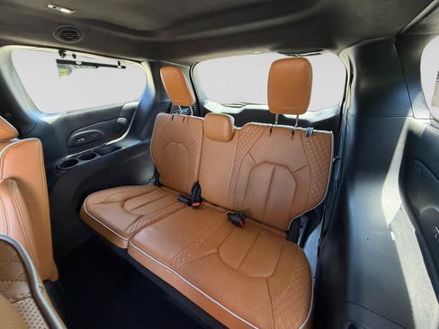 Used 2022 Chrysler Pacifica Pinnacle AWD/4WD image 32