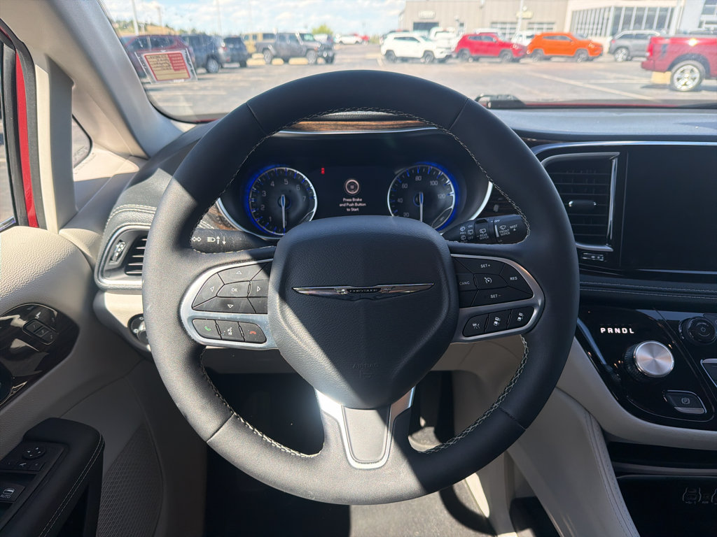 Certified 2024 Chrysler Pacifica Limited AWD/4WD image 15