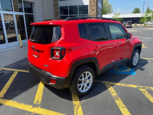 Used 2019 Jeep Renegade Latitude w/ Cold Weather Group AWD/4WD image 4
