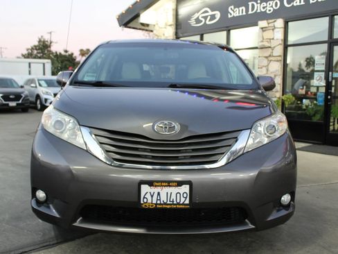 Used 2013 Toyota Sienna XLE FWD image 8