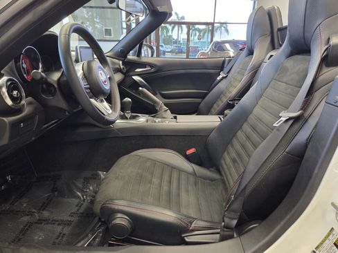 Used 2017 FIAT 124 Spider Abarth RWD image 9