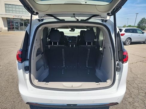 Used 2023 Chrysler Pacifica Touring-L AWD/4WD image 18