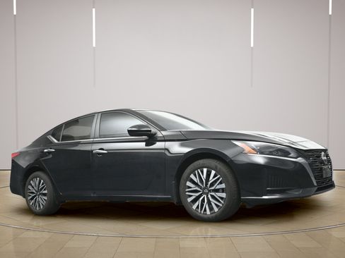 Certified 2025 Nissan Altima 2.5 SR FWD image 23
