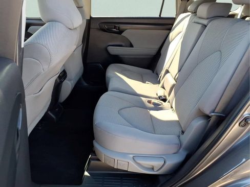 Used 2023 Toyota Highlander LE FWD image 13
