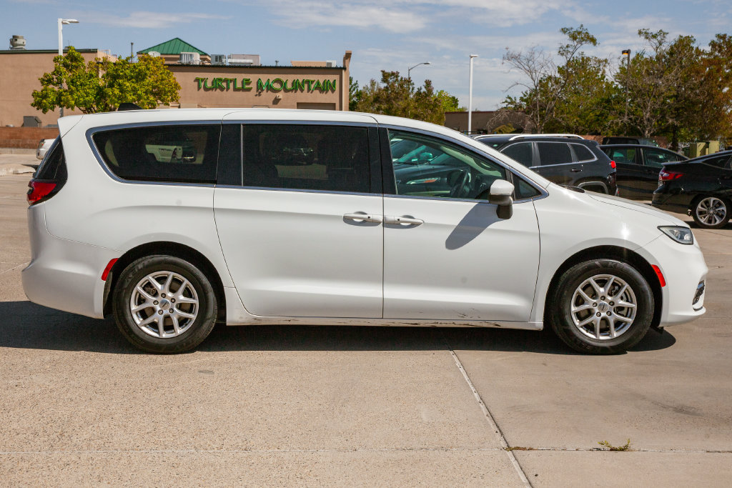 Used 2023 Chrysler Pacifica Touring-L FWD image 5