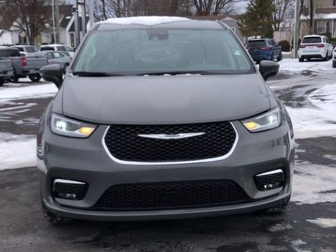 Used 2023 Chrysler Pacifica Touring-L image 3