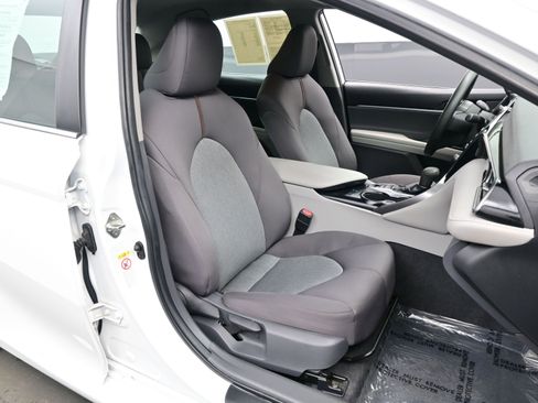 Used 2019 Toyota Camry LE image 14