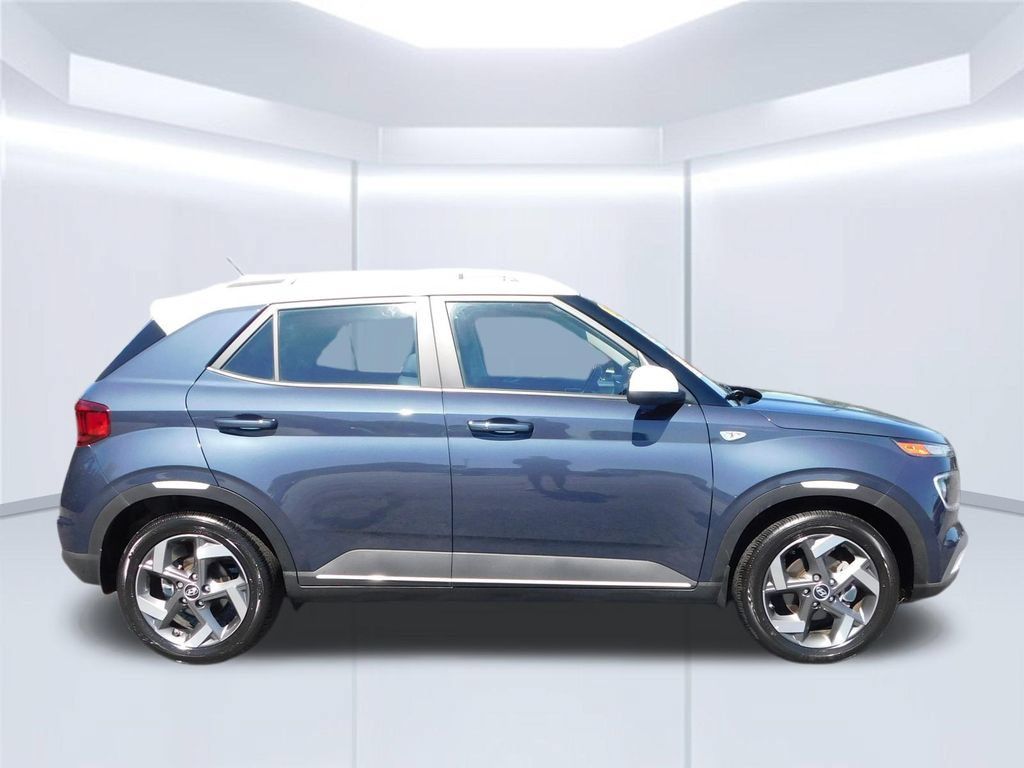 Used 2025 Hyundai Venue Limited FWD image 2