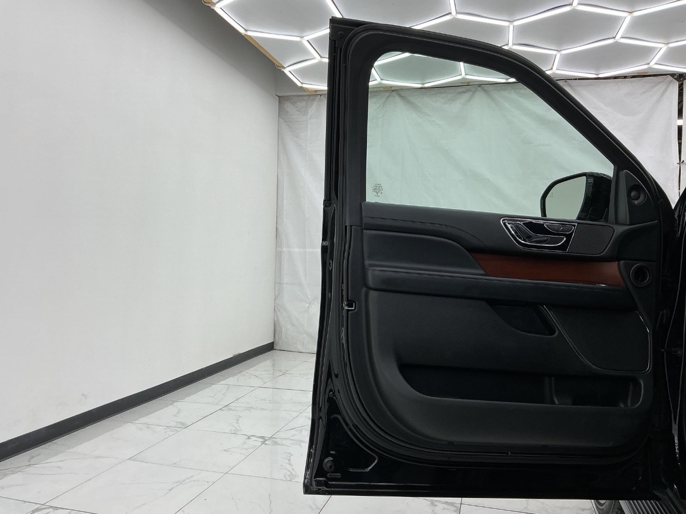 Used 2018 Lincoln Navigator Premiere RWD image 20