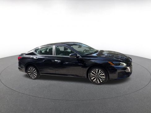 Used 2025 Nissan Altima 2.5 SV FWD image 2