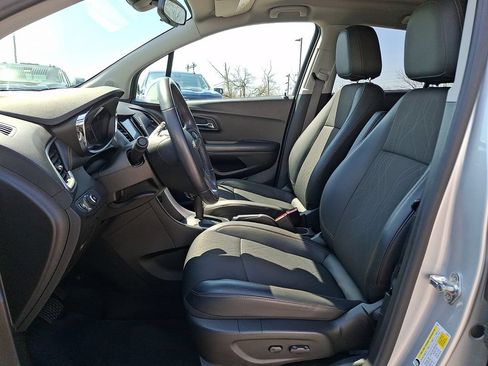 Used 2022 Chevrolet Trax LT w/ LT Convenience Package AWD/4WD image 16