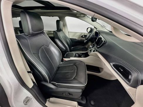 Used 2023 Chrysler Pacifica Limited FWD image 34