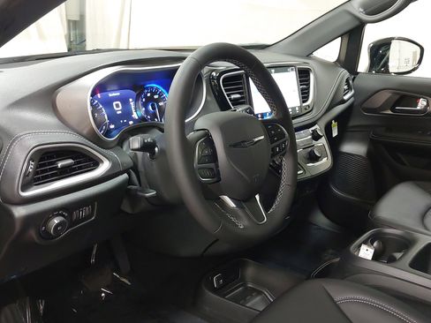 New 2026 Chrysler Pacifica Select image 17