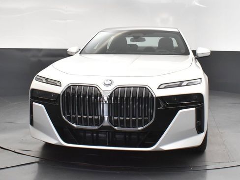 New 2026 BMW 750e xDrive image 10