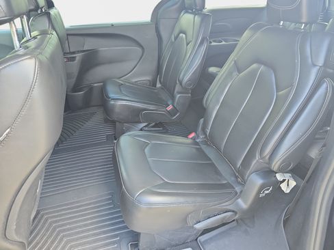 Used 2023 Chrysler Pacifica Touring-L w/ S Appearance Package FWD image 11
