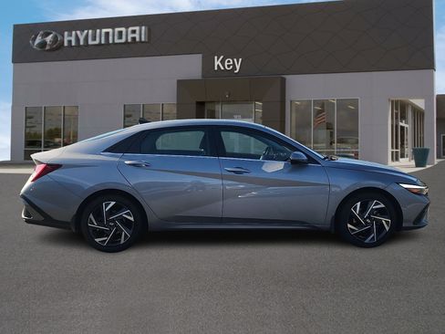 Certified 2025 Hyundai Elantra Limited FWD image 3