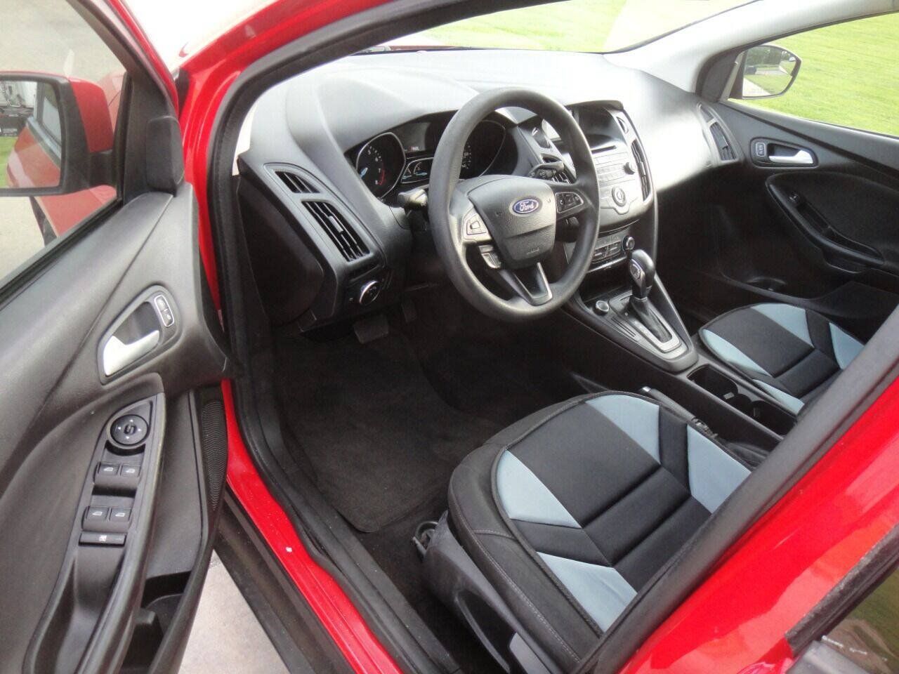 Used 2017 Ford Focus SE FWD image 12