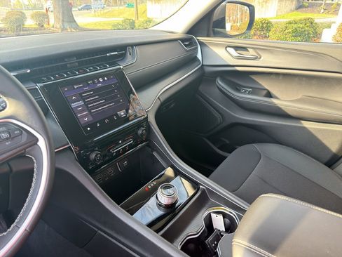 Used 2024 Jeep Grand Cherokee L Laredo image 23