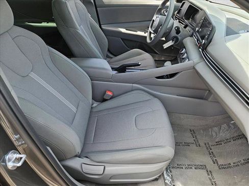 Used 2025 Hyundai Elantra SE FWD image 25