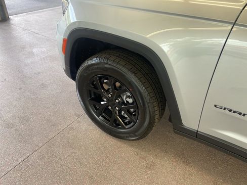 New 2025 Jeep Grand Cherokee 4WD image 11