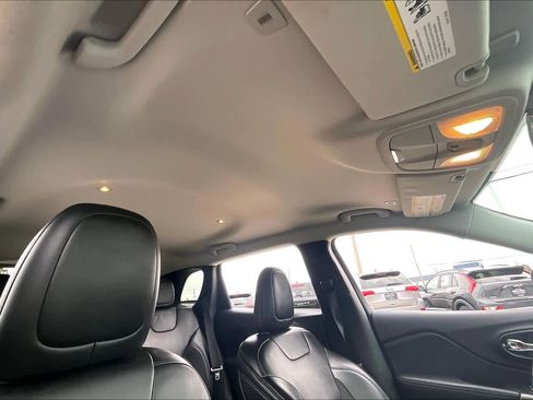 Used 2019 Jeep Cherokee Latitude Plus image 14