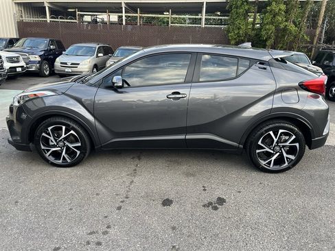 Used 2018 Toyota C-HR XLE FWD image 2