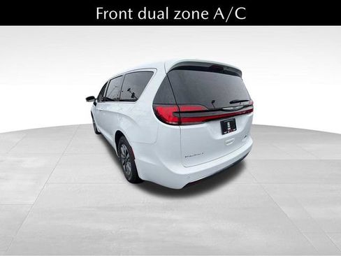 Used 2024 Chrysler Pacifica Limited FWD image 8