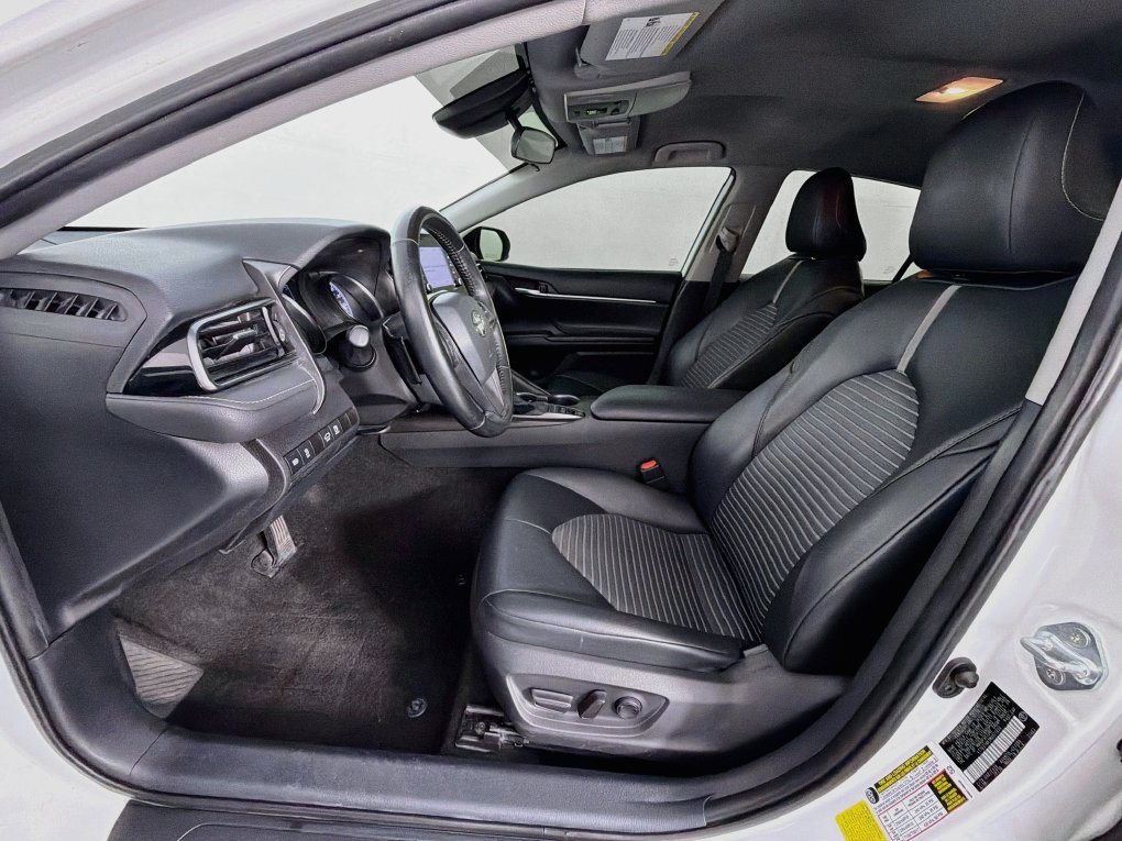 Used 2021 Toyota Camry SE FWD image 12