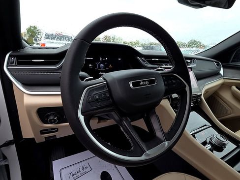 New 2025 Jeep Grand Cherokee Limited image 9