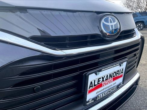 Used 2021 Toyota Venza XLE image 28