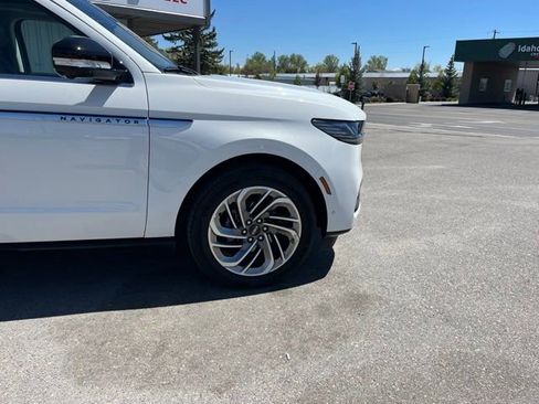 Used 2025 Lincoln Navigator Reserve AWD/4WD image 13