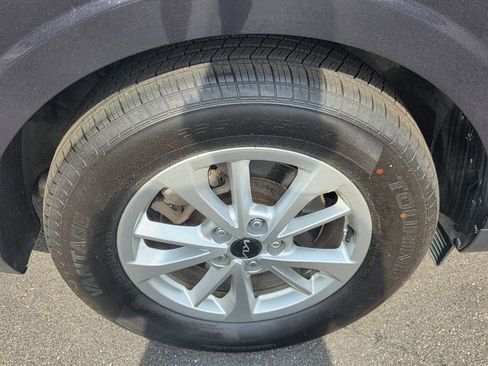 Used 2023 Kia Carnival LX FWD image 9