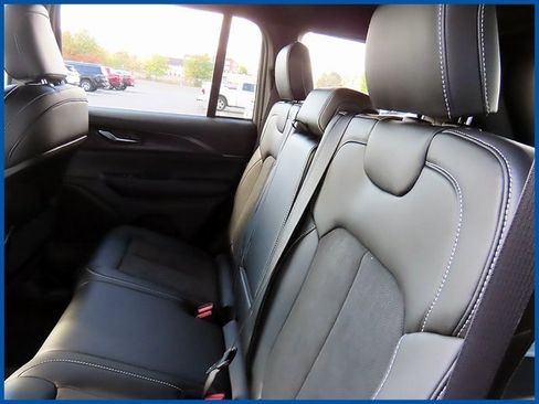 New 2025 Jeep Grand Cherokee Altitude image 11