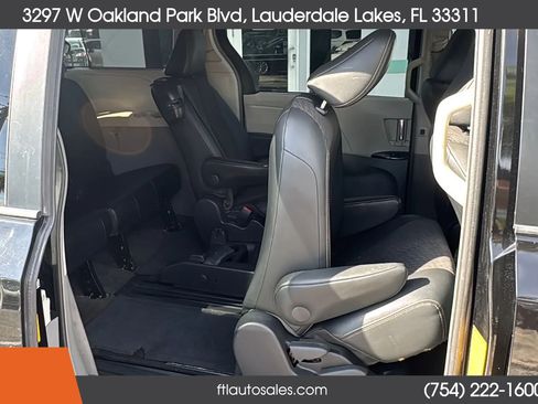 Used 2014 Toyota Sienna SE FWD image 33